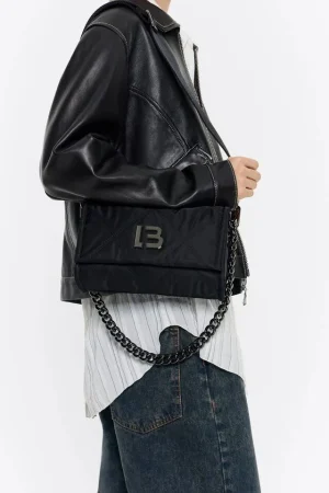 Bimba y Lola presenta su bolso solapa pequeño negro: un accesorio chic y sostenible