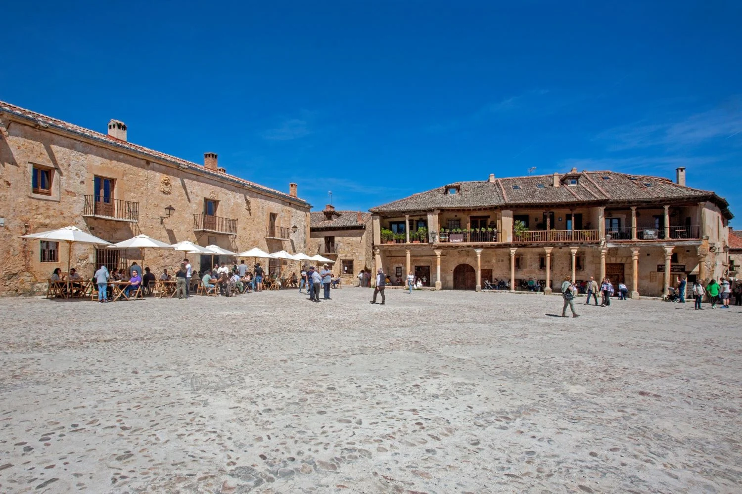 El encantador pueblo medieval de Segovia con calles empedradas y ambiente mágico