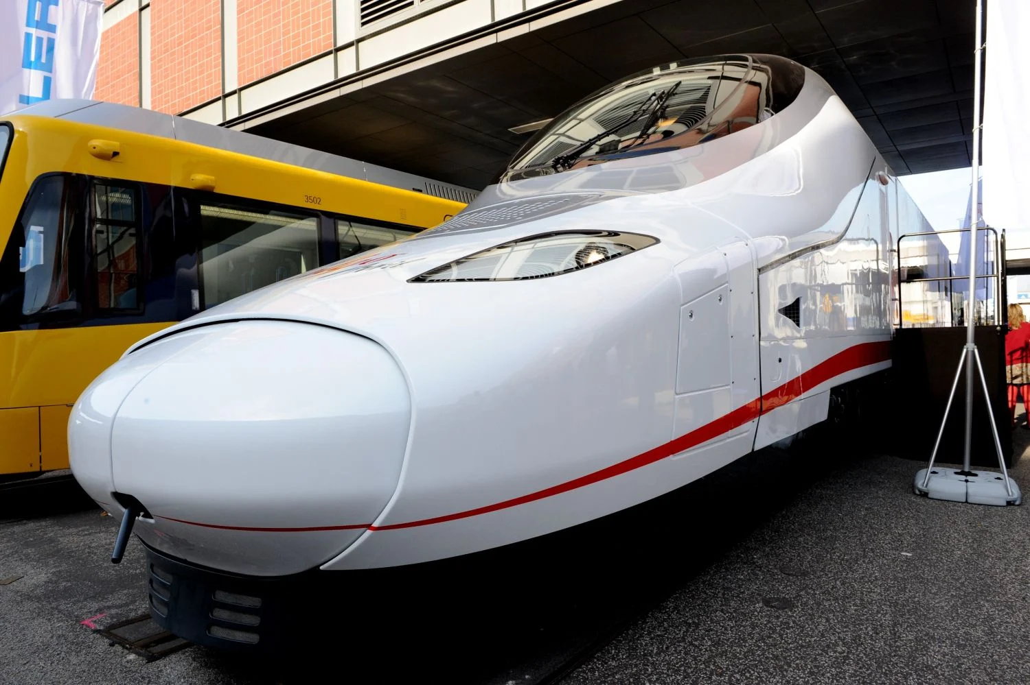 EuropaPress_5226492_avril_nuevo_tren_ave_talgo (2)