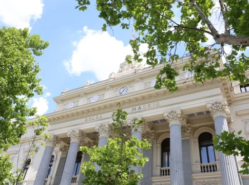 Las empresas cotizadas españolas repartieron 28.800 millones de euros entre sus accionistas hasta el mes de octubre, lo que implica un 22% más que en el mismo periodo de 2023, según los registros de Bolsas y Mercados Españoles (BME) consultados por Europa Press. De este modo, la cantidad abonada que han percibido los accionistas en los diez primeros meses de 2024 ya se dispone a superar el importe repartido en el total de 2023, ejercicio en el que se abonaron 30.300 millones. Asimismo, los dividendos repartidos hasta octubre ya han superado el cómputo total de los años pandémicos, en tanto que en 2020 se pagaron 18.710 millones de euros; en 2021, 20.474 millones, y en 2022, 25.973 millones. Entrando al detalle del presente ejercicio, de la cantidad percibida por los accionistas en la suma de los diez primeros meses, la mayor parte correspondió a dividendos, a razón de unos 28.540 millones. En lo referente a la devolución por prima de emisión, las sociedades cotizadas retornaron a sus accionistas otros 176 millones. De este modo, el monto que ha servido para retribuir al accionista hasta octubre en el presente ejercicio apunta así a batir en este mismo mes de noviembre el dato de 2023 y la marca de los 30.000 millones de euros. En esa línea, cabe reseñar que en 2023 se repartieron 30.300 millones de euros y que todavía asoman en el calendario de 2024 dos meses importantes en el pago a accionistas, como noviembre y diciembre (la suma de los dos meses en 2023 implicó el desembolso de más de 6.000 millones para el accionariado). A este respecto, cabe mencionar el ejemplo de Inditex, que el pasado 4 de noviembre repartió 2.400 millones de euros en el pago de su segundo dividendo con cargo al ejercicio de 2023 -el pago total del dividendo alcanza los 4.800 millones-. De su lado, entrando al detalle particular de octubre, según los datos a los que tuvo acceso Europa Press, cabe destacar que en el décimo mes se han abonado 2.215 millones de euros, lo que implica un 121% más que en el mismo mes de 2023 -es decir, se ha duplicado con creces el importe pagado, ya que entonces se distribuyeron poco más de 1.000 millones-. En un plano más amplio, cabe reseñar que octubre es un periodo en el que vuelve a coger tracción la temporada de dividendos de cara al fin de año, ya que la industria entra en la parte final del verano en un periodo de poca actividad --en septiembre, por ejemplo, se repartieron menos de 300 millones entre los accionistas--. De hecho, la mayor parte del pago de dividendos en octubre ha correspondido a BBVA (casi 1.700 millones de euros, el mayor de su historia) y Banco Sabadell (430 millones), inmersas en el proceso de OPA hostil por parte del banco que preside Carlos Torres sobre la entidad de origen catalán