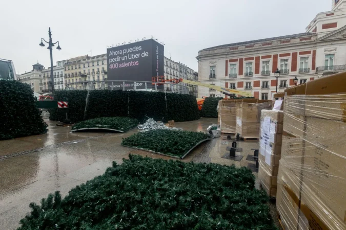 Cabify se prepara para Navidades con 300 conductores nuevos 1 Merca2.es EuropaPress 6338506 partes arbol navidad puerta sol instalacion 13 noviembre 2024 madrid espana Merca2.es