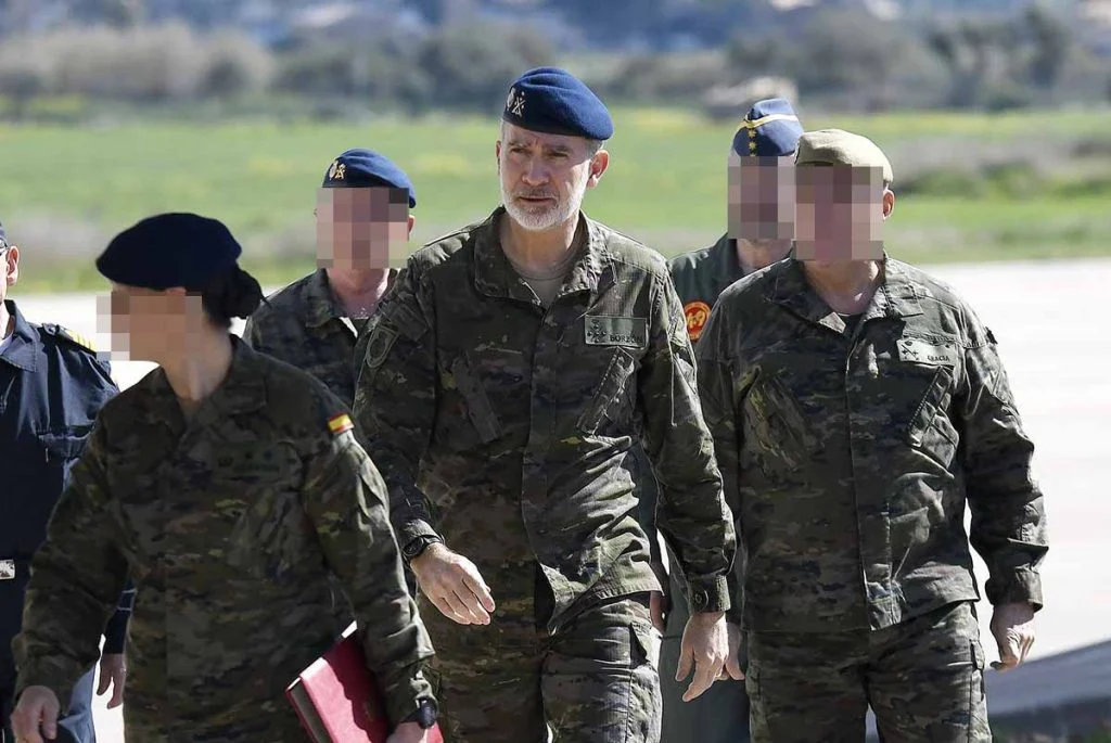 Felipe VI cambia de estrategia: ahora sin Letizia y con uniforme militar