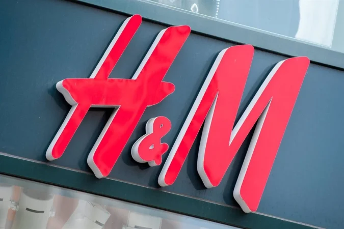 El nuevo golpe de Europa a Shein y Temu acaba salpicando de lleno a H&M y al retail low cost 1 Merca2 H&M tiene la bufanda efecto pelo más calentita para el invierno