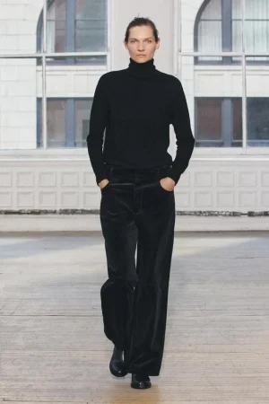 Zara reinventa el clásico jersey de cuello alto con detalles en relieve 21 Merca2.es JERSEY BÁSICO 100% LANA CUELLO SUBIDO