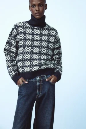 Zara reinventa el clásico jersey de cuello alto con detalles en relieve 22 Merca2.es JERSEY PUNTO JACQUARD