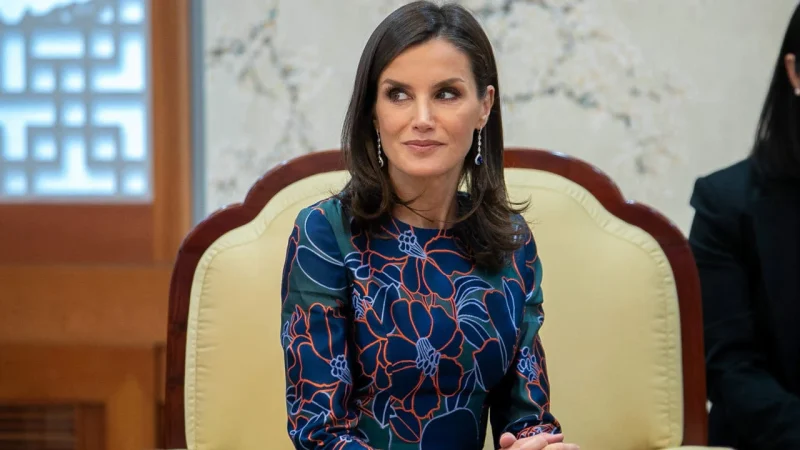Pillan a la reina Letizia disfrazada de incognito por Madrid saliendo de una sospechosa clínica 19 Merca2.es Reflexiones sobre el tratamiento mediático