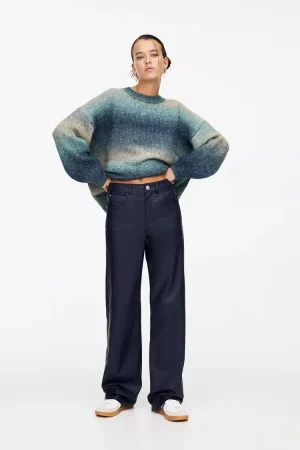 Pantalón recto efecto piel