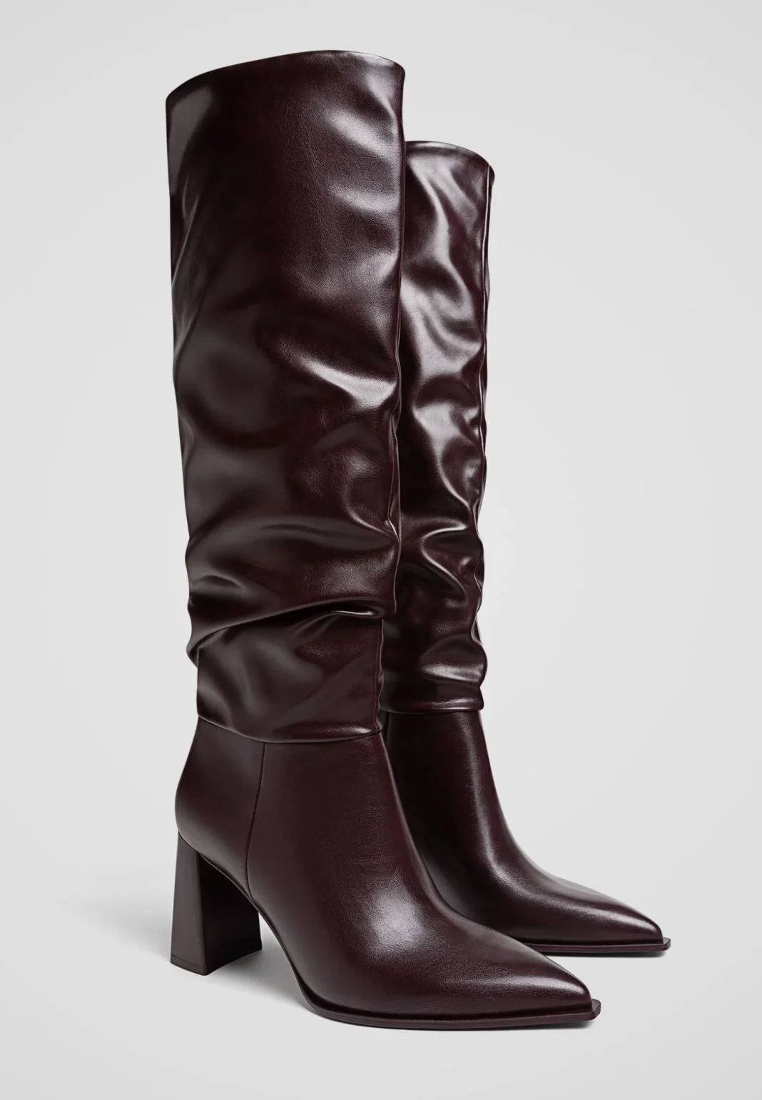 Stradivarius deslumbra con sus botas altas slouchy: elegancia y vanguardia para el otoño-invierno