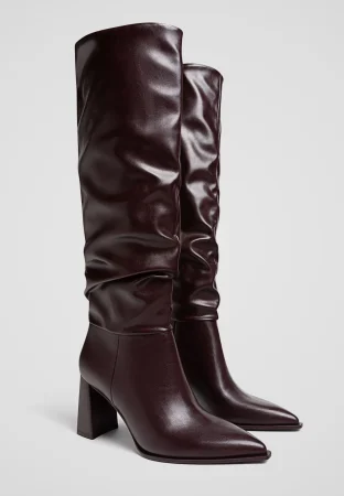 Stradivarius presenta las botas más cómodas y chic para el otoño-invierno 44 Merca2.es Stradivarius deslumbra con sus botas altas slouchy: elegancia y vanguardia para el otoño-invierno