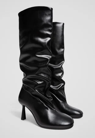 Stradivarius presenta las botas más cómodas y chic para el otoño-invierno 45 Merca2.es Stradivarius presenta las botas altas slouchy de tacón fino: el equilibrio perfecto entre estilo y comodidad