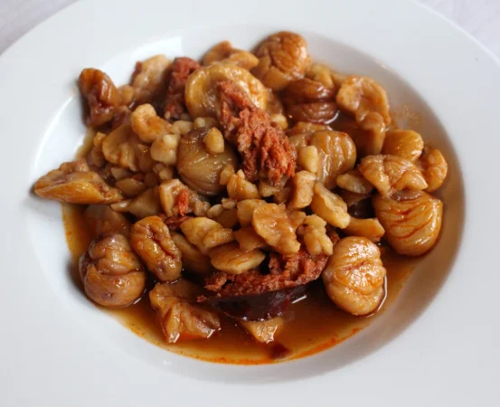 La esencia de la tradición asturiana el pote de castaña 