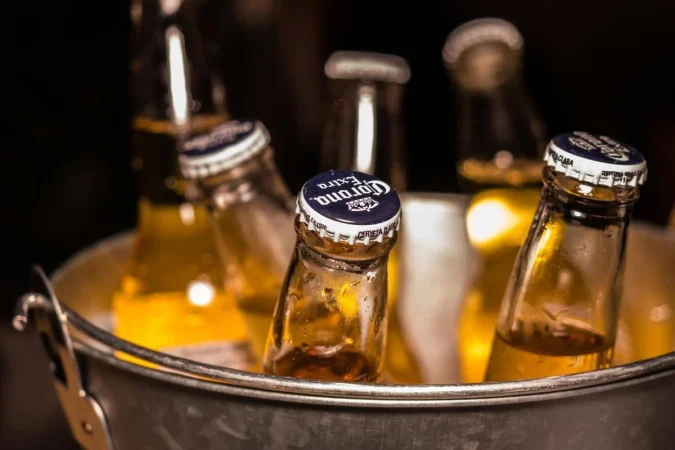 Un experto revela por qué evitar beber la cerveza del botellín mejora su sabor 13 Merca2.es Qué no hay que hacer a la hora de consumir cerveza