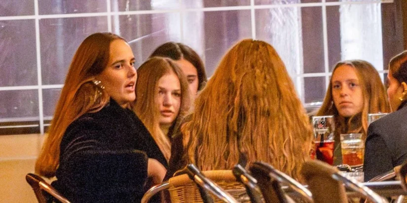 Romance en el aire "La imagen en el Carnaval de Salvador de Bahía muestra un romance en el aire"