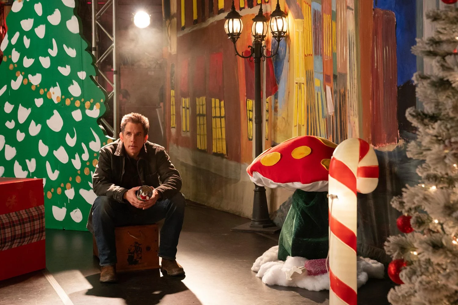 Ben Stiller llega a Disney Plus con la mejor comedia navideña del 2024 1 Merca2.es ¿Quiénes son los compañeros de escena de Stiller?