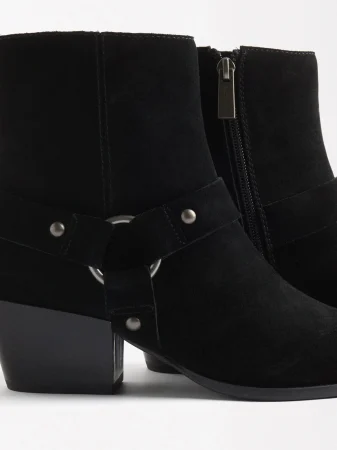 Botines de piel cowboy con aro y tachuelas