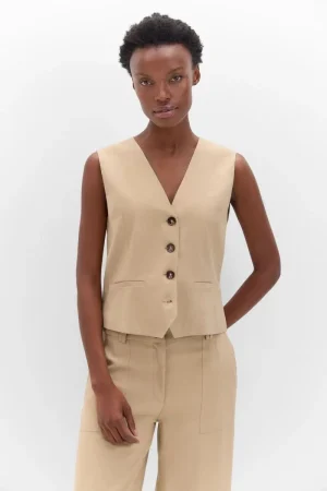 El chaleco corto que redefine tu estilo con un toque de elegancia