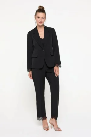 El conjunto de blazer y pantalón con encaje que redefine la elegancia