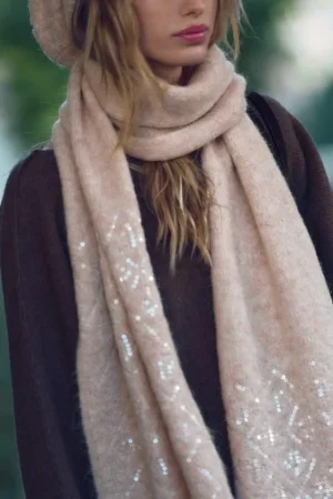 El toque de brillo perfecto: la bufanda de punto con lentejuelas de Zara por 29,95 €