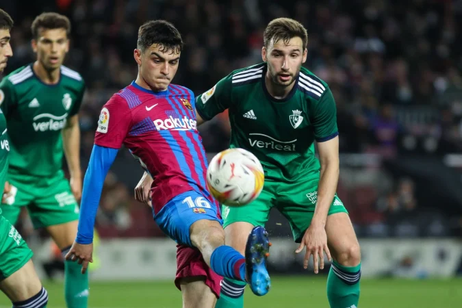 EuropaPress 4313027 pedro gonzalez lopez pedri of fc barcelona and david garcia of osasuna in Merca2.es