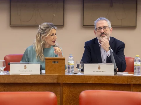 Sumar ha registrado una iniciativa en el Congreso para obligar por ley a la banca a conceder a la clientela minorista una cuenta corriente básica regulada sin comisiones, a tenor de los 