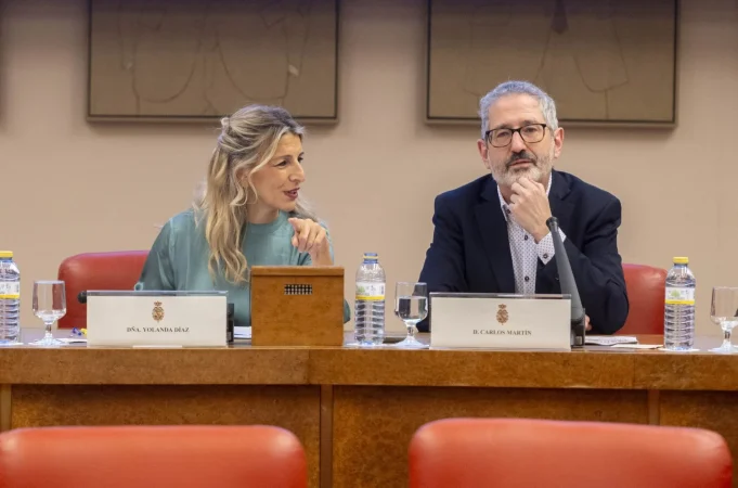 Sumar ha registrado una iniciativa en el Congreso para obligar por ley a la banca a conceder a la clientela minorista una cuenta corriente básica regulada sin comisiones, a tenor de los "enormes beneficios" obtenidos por las entidades financieras y el "empeormiento del servicio prestado". En concreto, el grupo plurinacional quiere introducir, vía enmienda, una disposición adicional nueva al proyecto de ley por el que se crea la Autoridad Administrativa Independiente de Defensa del Cliente Financiero para este propósito. Según consta en la enmienda, a la que ha accedido Europa Press, los de Yolanda Díaz quieren que en un plazo de tres meses el Gobierno apruebe las medidas normativas necesarias para que todas las entidades de crédito que operan en España estén obligadas a ofrecer a la clientela minorista una cuenta corriente básica regulada. Dicha cuenta no sería remunerada, estaría denominada en euros, contaría con todos los servicios de pago vinculados (visualización digital y física y pagos en todas las modalidades) y sin comisiones. Asimismo, la enmienda estipula que la persona que tenga una cuenta corriente en el mercado libre tendrá el derecho --y el banco la obligación-- de pasarse a la cuenta corriente básica regulada dentro de la misma entidad. "Ante los enormes beneficios obtenidos por las entidades financieras y el ininterrumpido incremento de las comisiones bancarias pese al empeoramiento del servicio prestado, existe margen para la creación de una cuenta corriente regulada para toda la clientela minorista en España", explica Sumar en su propuesta. HIPOTECA REGULADA Y CUENTA DE PAGO BÁSICAS Sumar ha aprovechado el trámite de esta ley para registrar su conocida propuesta para diseñar una hipoteca regulada con un tipo fijo ligado a la deuda española a diez años, con un mínimo del 1% TAE y un plazo máximo de 30 años. Otras características de esta hipoteca es que su sistema de amortización sería el francés o el alemán y contaría con un máximo de servicios vinculados al préstamo hipotecario. En concreto, la domiciliación de la nómina en la cuenta donde se giren las cuotas hipotecarias. Tampoco tendría comisiones de apertura o cancelación anticipada y el límite máximo de crédito respecto al valor de la vivienda sería del 80%. Por otro lado, Sumar ha registrado enmiendas para establecer en el Banco de España un formulario de solicitud de apertura de una cuenta de pago básica, así como una declaración responsable. QUE A LAS CRIPTOMONEDAS SE LES LLAME "CRIPTOAPUESTAS" Otra de las enmiendas registradas por Sumar al proyecto de ley es una medida para que las administraciones públicas se refieran a los criptoactivos y criptomonedas que carezcan de colateral en un valor subyacente, y cuyo valor dependa exclusivamente de la especulación, como "criptoapuestas". El grupo explica que la proliferación de criptoactivos y criptomonedas sin ese apoyo colateral ha generado un "mercado especulativo que se asemeja más a las apuestas en el juego que a la inversión en instrumentos financieros solventes". En este sentido, los plurinacionales indican que a diferencia de los activos con respaldo, el valor de estas "criptoapuestas" no está vinculado a ningún bien tangible o activo subyacente, lo que los hace "extremadamente volátiles y susceptibles a la manipulación". "Su valor depende exclusivamente de la especulación, con una dinámica similar a la de los juegos de azar", apostilla en la justificación de la enmienda