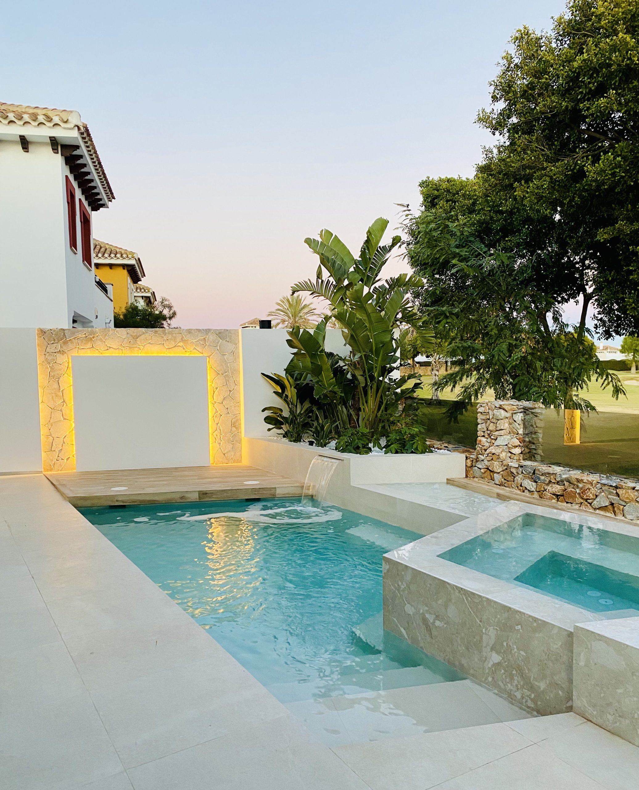 Soluciones inteligentes para integrar una piscina en espacios pequeños