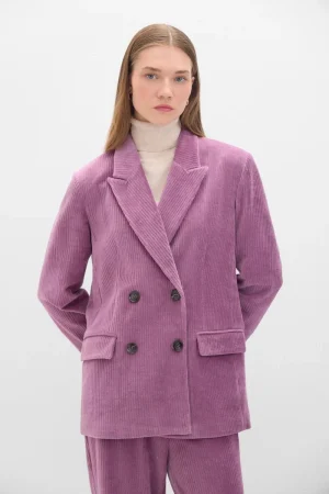 La americana cruzada de pana que necesitas para brillar este invierno