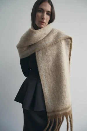 La bufanda con flecos de Zara: el accesorio imprescindible del invierno por solo 22,95 €