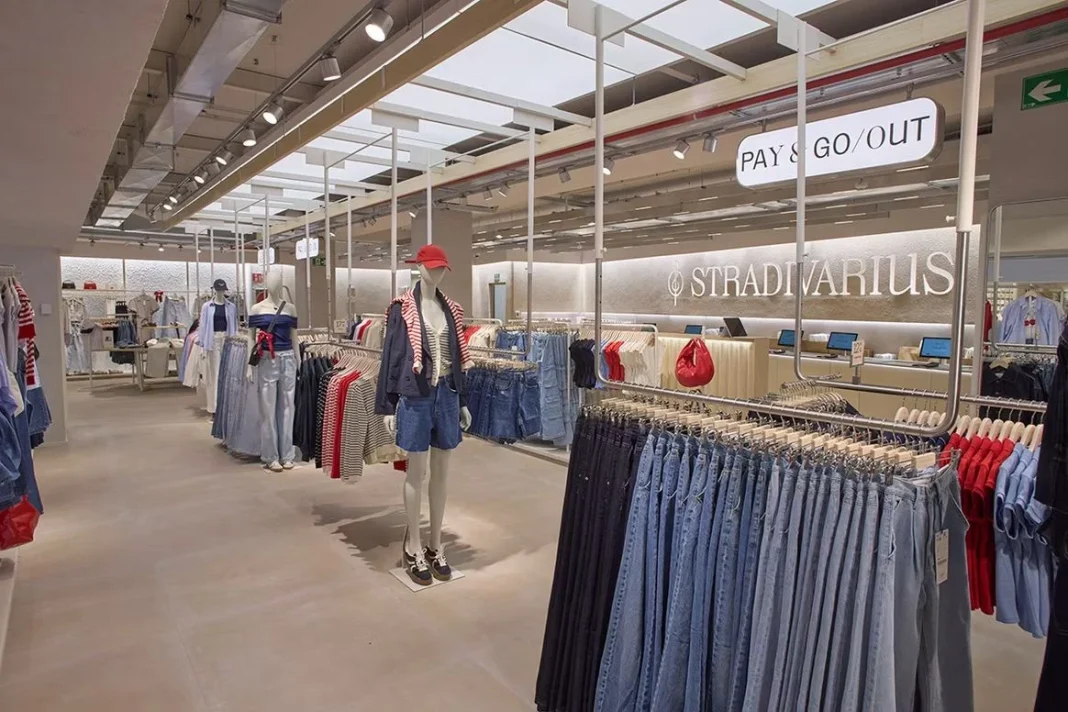 La falda satinada de Stradivarius es un 'must' para cenas formales