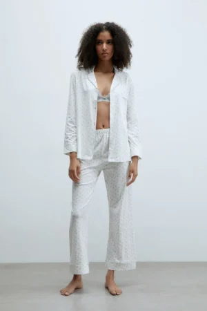 Con estos conjuntos de pijamas de Sfera estarás guapísima hasta durmiendo 15 Merca2.es Pijama florecitas botones