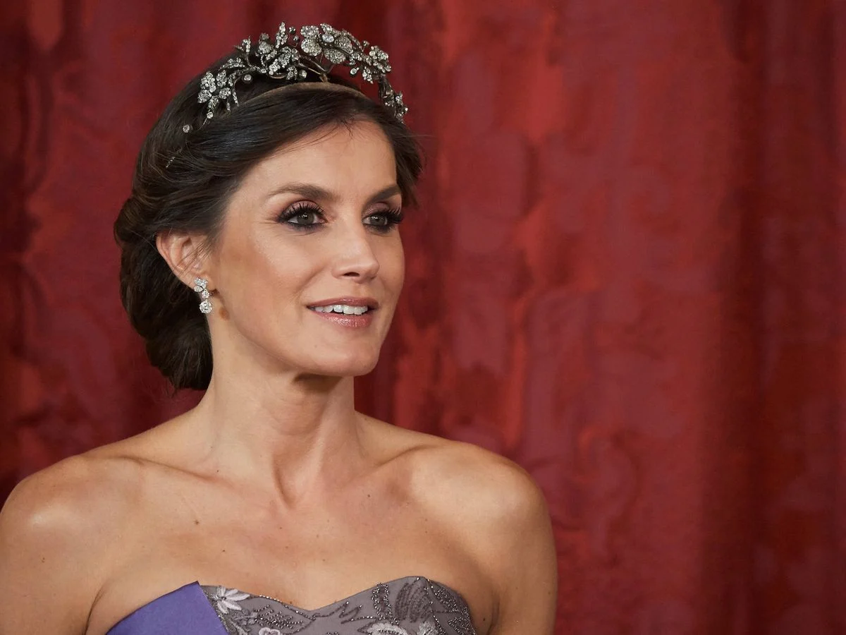 La firma de joyas favorita de la reina Letizia y dónde comprar sus pendientes exclusivos  