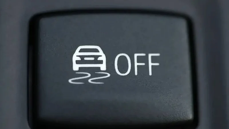 El botón del coche que puede salvar la vida en días de lluvia 