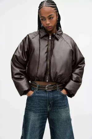 ¡La chaqueta bomber de efecto piel de Pull&Bear que estiliza tu look de invierno!