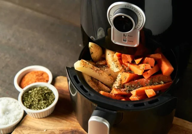 No lo dicen en Amazon: las funciones de la freidora de aire que pueden apelar al espionaje 