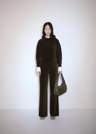 Mango tiene los 5 pantalones anchitos más cómodos y elegantes para vestir en invierno 10 Merca2.es Mango pana