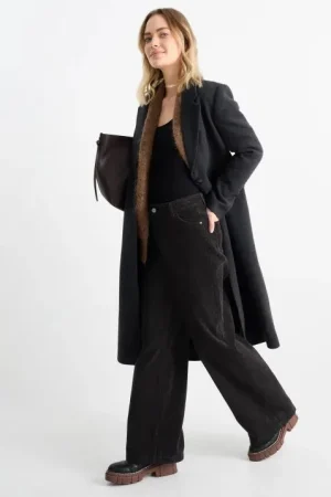 ¡Atrévete con el pantalón de pana más chic de la temporada!