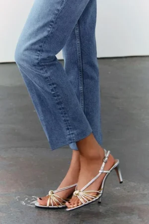 Poderosa y cómoda con las sandalias metalizadas de Zara tendencia para las fiestas 44 Merca2.es Deslumbra estas fiestas con las sandalias metalizadas de Zara: elegancia y confort en cada paso