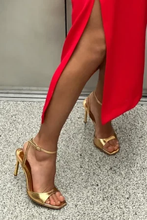 Poderosa y cómoda con las sandalias metalizadas de Zara tendencia para las fiestas 45 Merca2.es Siente el brillo de las fiestas con las sandalias metalizadas de Zara: elegancia y confort en cada paso