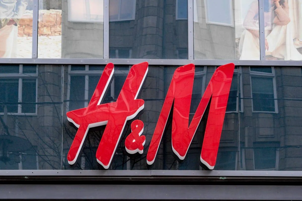 H&M lanza pantalones anchos y holgados por menos de 30 euros que no llegarán a Navidad