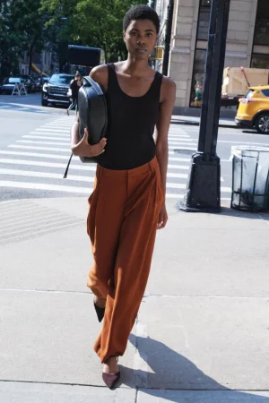 Zara tiene los 5 mejores pantalones anchos para llevar con zapatos planos 10 Merca2.es Zara caldera