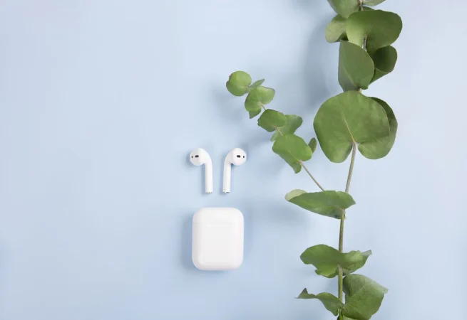 Así se actualizan los AirPods con esta idea revolucionaria 49 Merca2.es 2020 10 29 kyiv ukraine apple air pods blue background Merca2.es