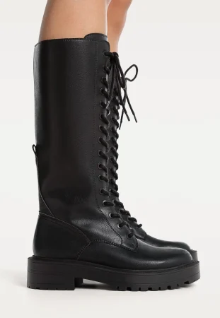 Stradivarius lanza las botas militares que son el must-have de la temporada 15 Merca2.es Botas planas acordonadas