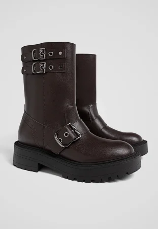 Stradivarius lanza las botas militares que son el must-have de la temporada 19 Merca2.es Botines planos hebillas