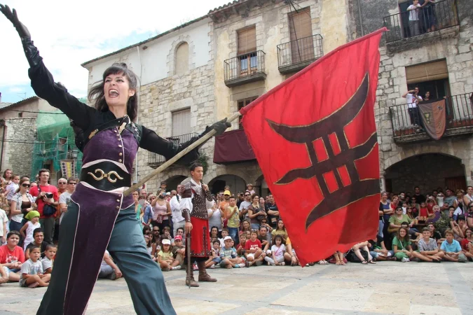 Besalú, el pueblo catalán famoso por su ambiente medieval 69 Merca2.es Tu próxima visita con la historia está en Besalú