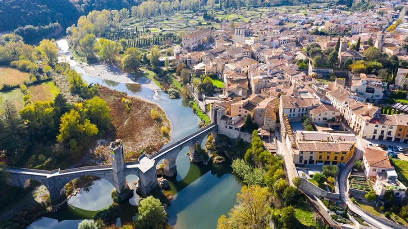 Besalú, el pueblo catalán famoso por su ambiente medieval 64 Merca2.es Besalú, una escena para la cinematografía