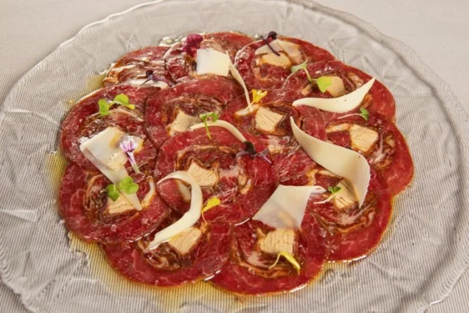 Besalú, el pueblo catalán famoso por su ambiente medieval 65 Merca2.es Sabores locales: una travesía culinaria