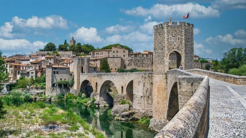 Besalú, el pueblo catalán famoso por su ambiente medieval 60 Merca2.es El puente de Besalú: una maravilla de la arquitectura