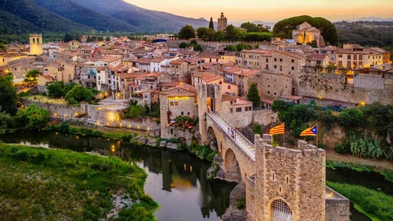 Besalú, el pueblo catalán famoso por su ambiente medieval 61 Merca2.es Explorando el gran legado histórico judío en Besalú