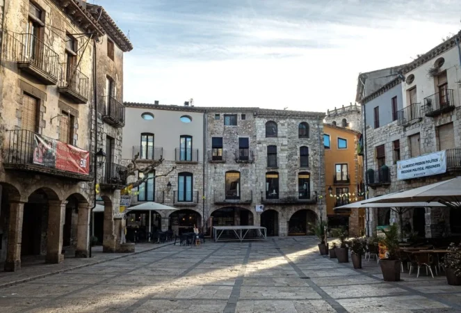 Besalú, el pueblo catalán famoso por su ambiente medieval 63 Merca2.es Encantos naturales en Besalú: El Camino Verde