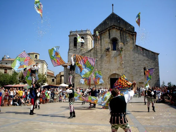 Besalú, el pueblo catalán famoso por su ambiente medieval 67 Merca2.es Momentos emocionantes: Feria de la Bebida Tradicional